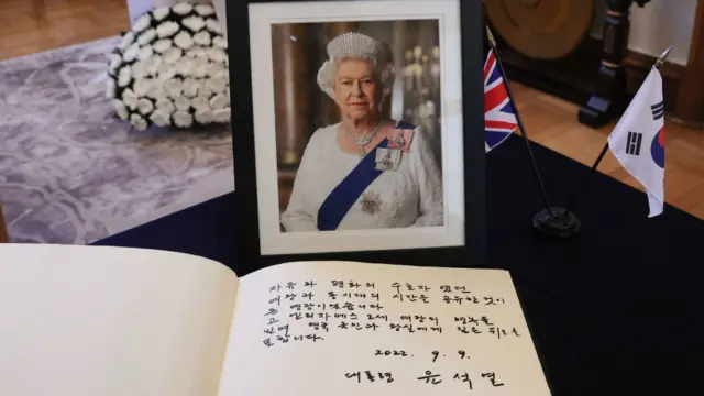 په سیول کې د بریتانیا سفارت کې ایښي کتاب کې د سویلي کوریا ولسمشر یون سوک - يېول په لاس لیکل شوی پیغام.