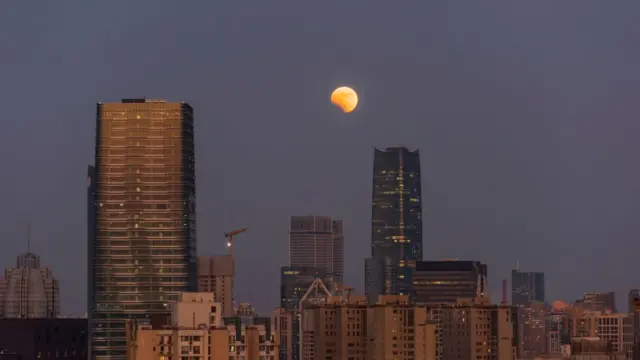 சீனாவின் ஷாங்காயில் தென்பட்ட ரத்த நிலா