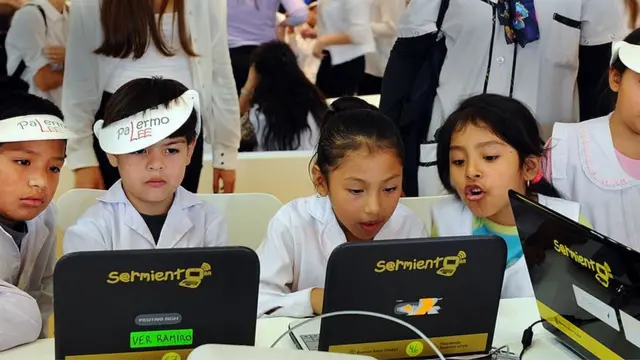 Niños frente a computadores en Argentina