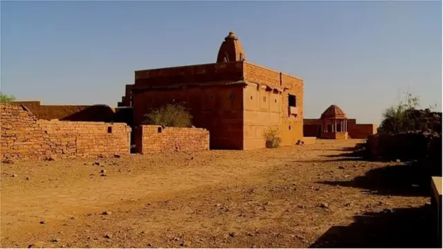 સ્થાનિક લોકો પોતાના વડવાઓનાં મોઢે સાંભળેલી વાતો વિશે જણાવતાં કહે છે કે રાત્રિના સન્નાટામાં કુલધારામાં ખંડિયેરોમાં લોકોનાં પગની આહટ સંભળાય છે