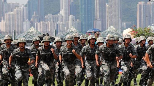中国驻港部队2019年6月30日在香港昂船洲海军基地举行军事表演。