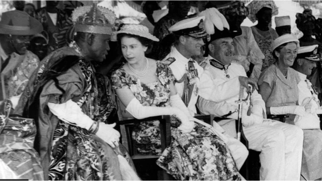 Queen Elizabeth pẹ̀lú Oba Adenji-Adele II