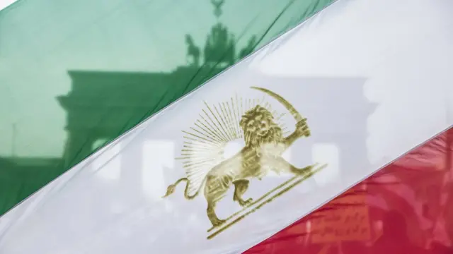 علم إيران خلال فترة الشاه محمد رضا بهلوي قبل قيام الثورة الإسلامية عام 1979. رفعه متظاهرون إيرانيون في ألمانيا تضامنا مع التظاهرات الأخيرة.