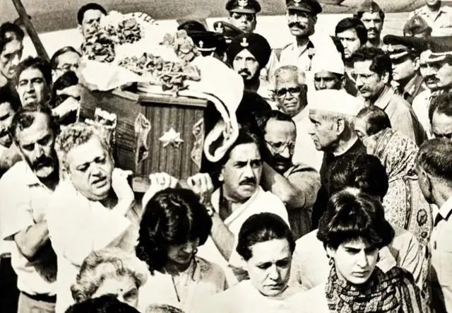 રાજીવ ગાંધીની અંતિમયાત્રા દરમિયાન સોનિયા તથા પ્રિયંકા ગાંધી