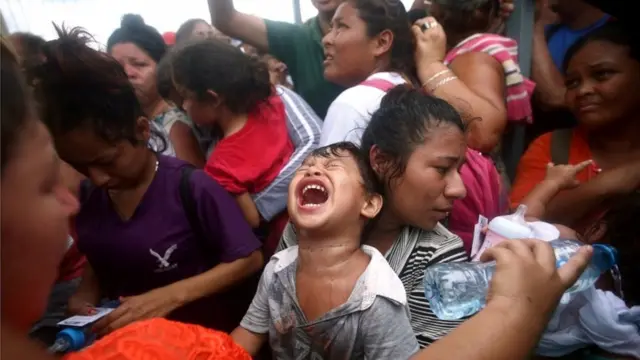 काफ़िले में शामिल बच्चे