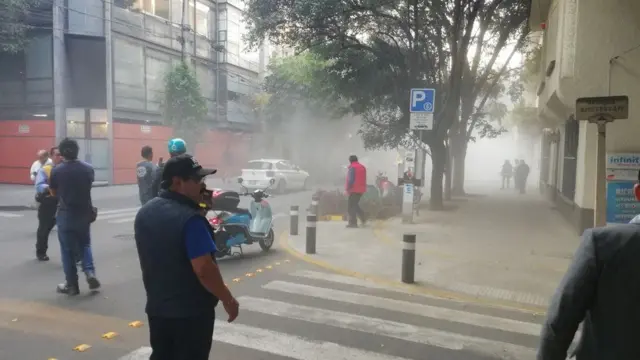 El polvo de una pared colapsada se dispersa en la colonia Condesa