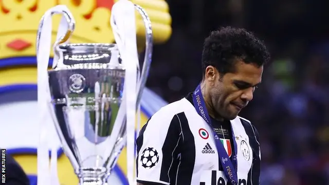 Dani Alves wakiniraga Juventus ku mukino wa nyuma wa Champions League muri 2017