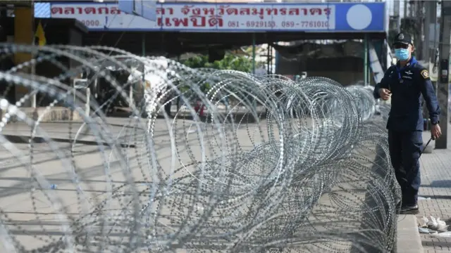 เจ้าหน้าที่นำรั้วลวดหนามมาปิดกั้นทางเข้า-ออกตลาดกุ้งใน ต.มหาชัย อ.เมืองสมุทรสาคร