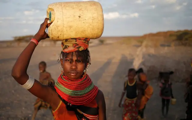 Африканка с канистрой воды