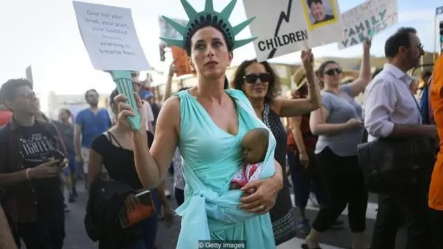 با این‌که ذهن ما سعی می‌کند خود را با شرایطی که قبلا مخالفش بوده‌ایم سازگار کند، حجمی بحرانی از مخالفت می‌تواند کفه ترازو را به طرف دیگری سنگین کند