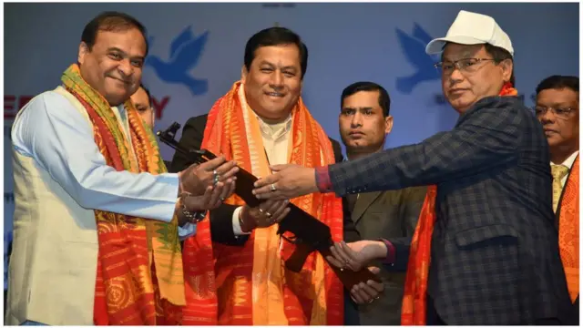 আসাম সরকারের কাছে অস্ত্র সমর্পণ করছেন বোড়ো বিচ্ছিন্নতাবাদী এনডিএফবি-র একটি গোষ্ঠী। ৩০ জানুয়ারি, ২০২০