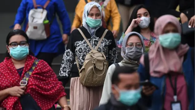 Warga mengenakan masker