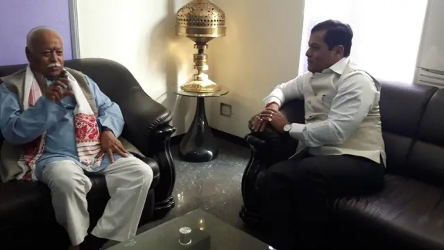 आरएसएस प्रमुख मोहन भागवत के साथ असम के मुख्यमंत्री सर्बानंद सोनोवाल