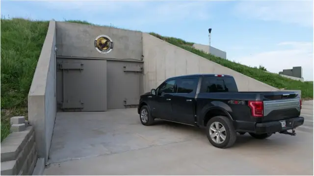 બંકરનું પ્રવેશદ્વાર જમીનની અંદર ઊભી કરવામાં આવેલા સુવિધાના સંદર્ભમાં છેતરામણું છે