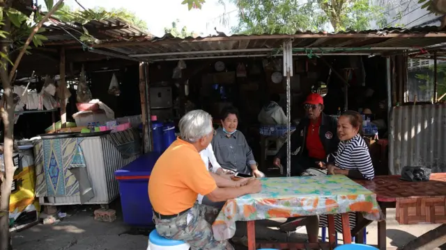 ร้านของของชำ "ตาสวัสดิ์" (คนเสื้อแดง) ถูกใช้เป็นที่ชุมนุมคนเสื้อแดงอยู่เป็นประจำ