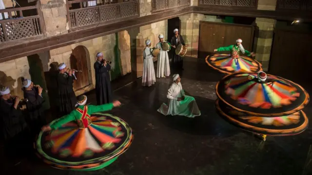 اس رقص میں فنکار رنگوں سے کھیلتے محسوس ہوتے ہیں۔