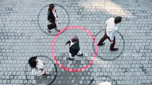 सड़क पर चलते लोग