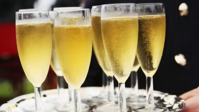 2-uydagi Olga jinsiy aloqada.