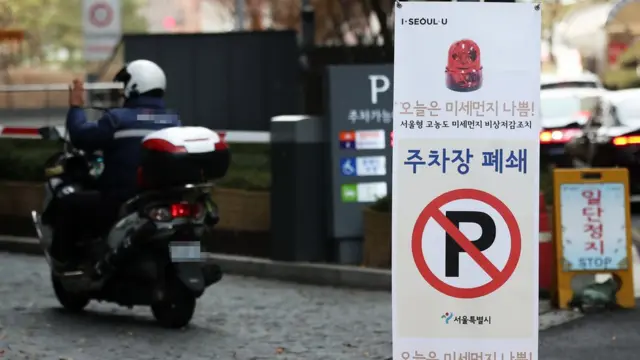 대기 정체와 국외 미세먼지 유입으로 이틀째 고농도 미세먼지 '비상저감조치'가 발령된 11일 오후 서울 중구 서울시청 주차장이 폐쇄돼 차량 출입이 통제되고 있다
