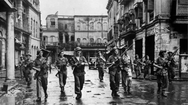 ভারত ভাগের আগে হিন্দু-মুসলমান দাঙ্গা পরিস্থিতিতে কলকাতার রাস্তায় টহল দিচ্ছে ব্রিটিশ সৈন্য