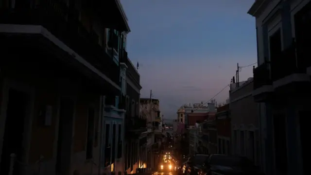 Una calle de San Juan a oscuras