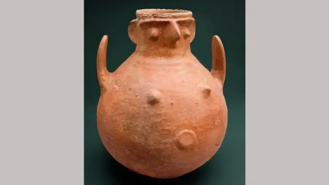 قِدر من العصر البرونزي من طروادة، يضمه المعرض الذي يستضيفه المتحف البريطاني بشأن تاريخ هذه المنطقة