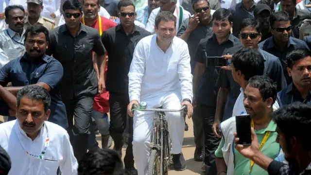 સાઇકલ પર રાહુલ ગાંધી