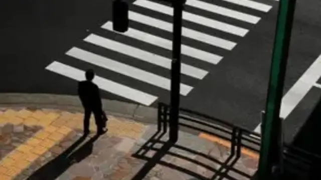 سيلويت (خيال شخص) يسير في ضوء خافت
