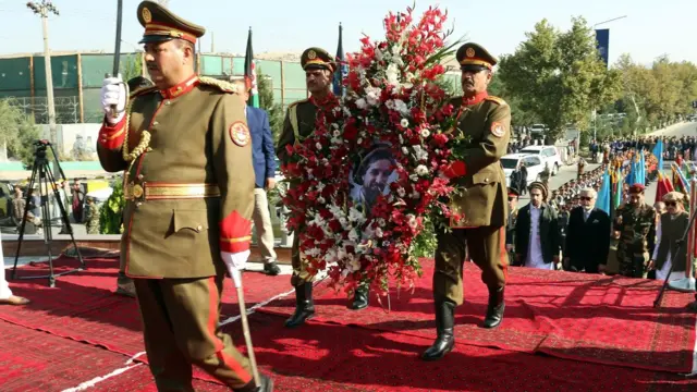 مسئولین در کنار منار یاد بود احمد شاه مسعود اکلیل گل گذاشتند