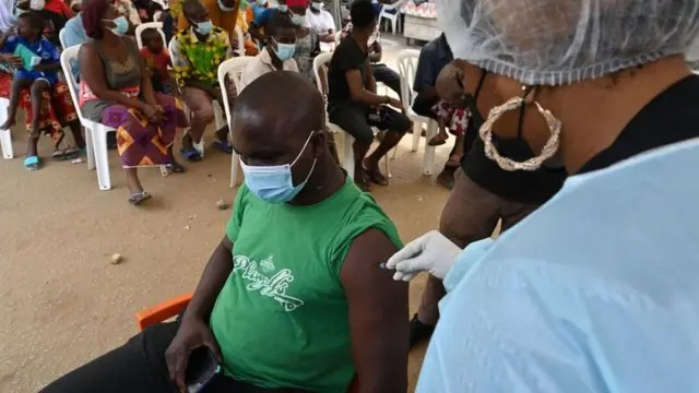 Un agent de santé vaccine un homme à Abidjan le 17 août 2021 lors de la campagne de vaccination contre le virus Ebola le 17 août 2021, après que le pays a enregistré son premier cas connu de la maladie depuis 1994.