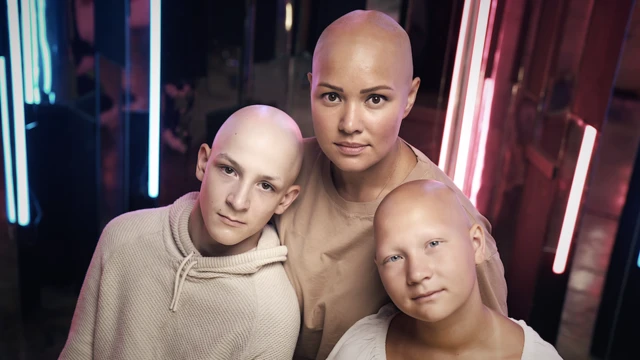 Liliya ari kumwe n'abana bafite alopecia