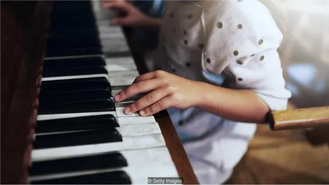 Menina toca piano