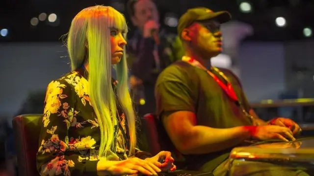 شاب وفتاة أثناء ممارسة لعبة فيديو