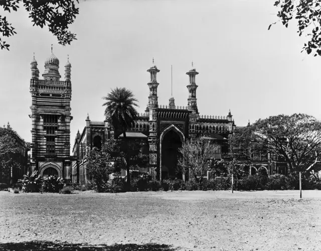 இந்தோ - சரசனிக் பாணியில் கட்டப்பட்ட சேப்பாக்கம் மாளிகையின் தோற்றம். இது 1880இல் வரையப்பட்டது.