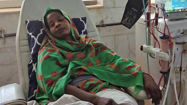 Un patient soudanais souffrant d'insuffisance rénale subit un traitement de dialyse à l'hôpital Soba dans le sud de Khartoum - 3 juin 2023