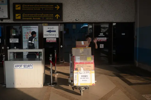 คิมฮักมินเดินทางมาพร้อมกล่องที่บรรจุเสื้อผ้า อาหารและของใช้จำเป็นเพื่อมาให้ชาวเกาหลีเหนือที่อยู่ในห้องกักก่อนถูกส่งตัวไปเกาหลีใต้