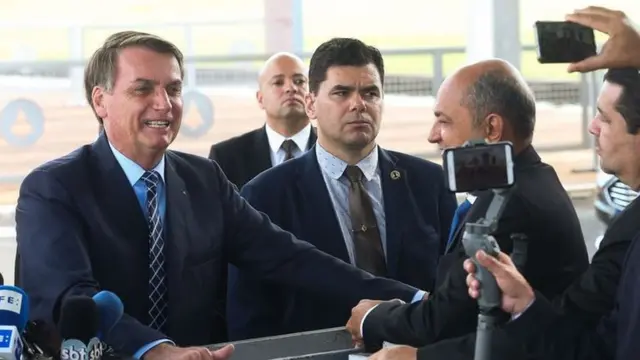 Presidente Bolsonaro fala com jornalistas ao sair do Palácio da Alvorada