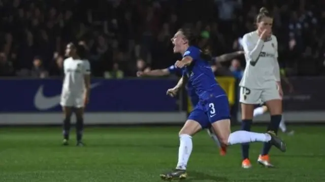 Hannah Blundell na murnar ci wa Chelsea bal
