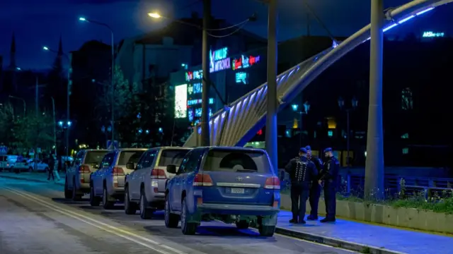 Группа мужчин в форме на мосту ночью