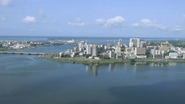"Le Plateau" quartier des affaires Abidjan est situé au milieu de la lagune Ebrié.