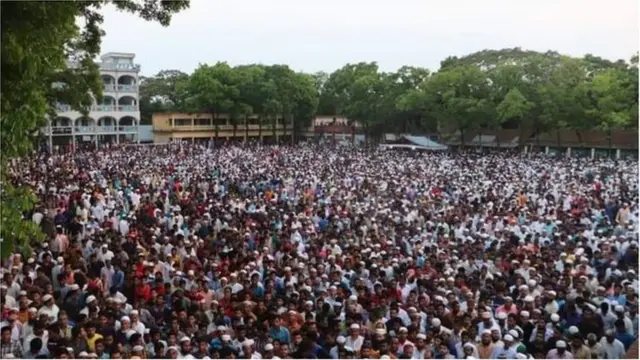 नुसरतच्या अंत्यसंस्कारावेळी जमलेला जनसमुदाय