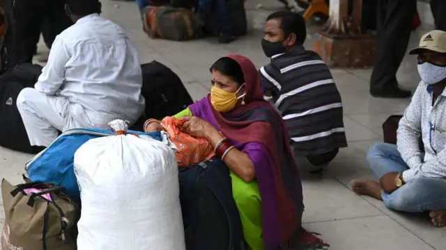 பேருந்துக்காக காத்திருக்கும் பெண்