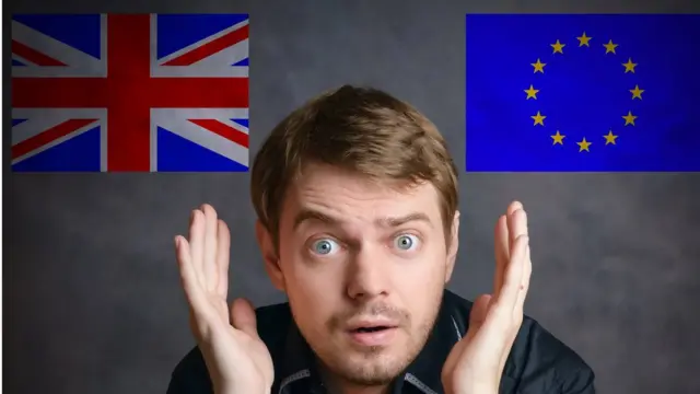 Человек с удивленным лицом и двумя флагами ЕС и Британии