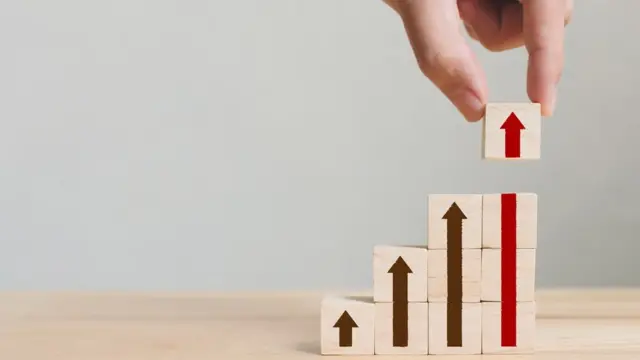 Flechas hacia arriba.