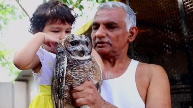 घुबडाला गोंजारताना डॉ. प्रकाश आमटे यांची तिसरी पिढी