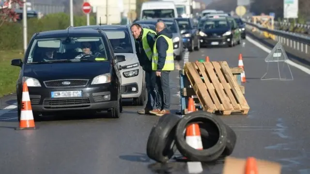 पेरिस में सरकार विरोधी प्रदर्शन