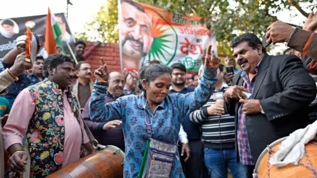 अभिनंदन की रिहाई का जश्न मनाते लोग