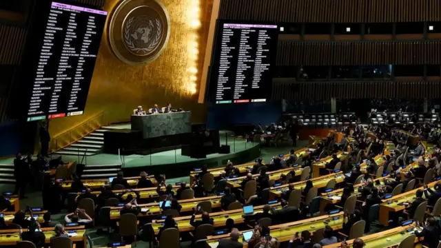 Les délégués votent lors de la session d'urgence de l'Assemblée générale des Nations unies à New York, le 2 mars 2022, après l'adoption d'une résolution condamnant l'invasion de l'Ukraine par la Russie.