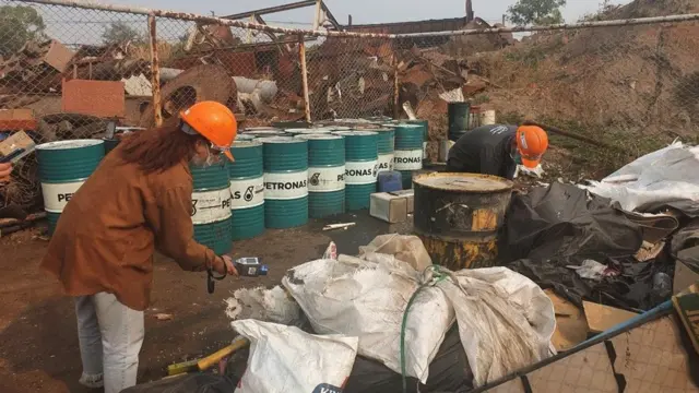 Petugas OAP mencari jejak-jejak radioaktif di fasilitas daur ulang.