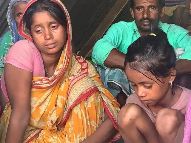 मोइनुल की पत्नी ममता बेगम और उनकी बेटी